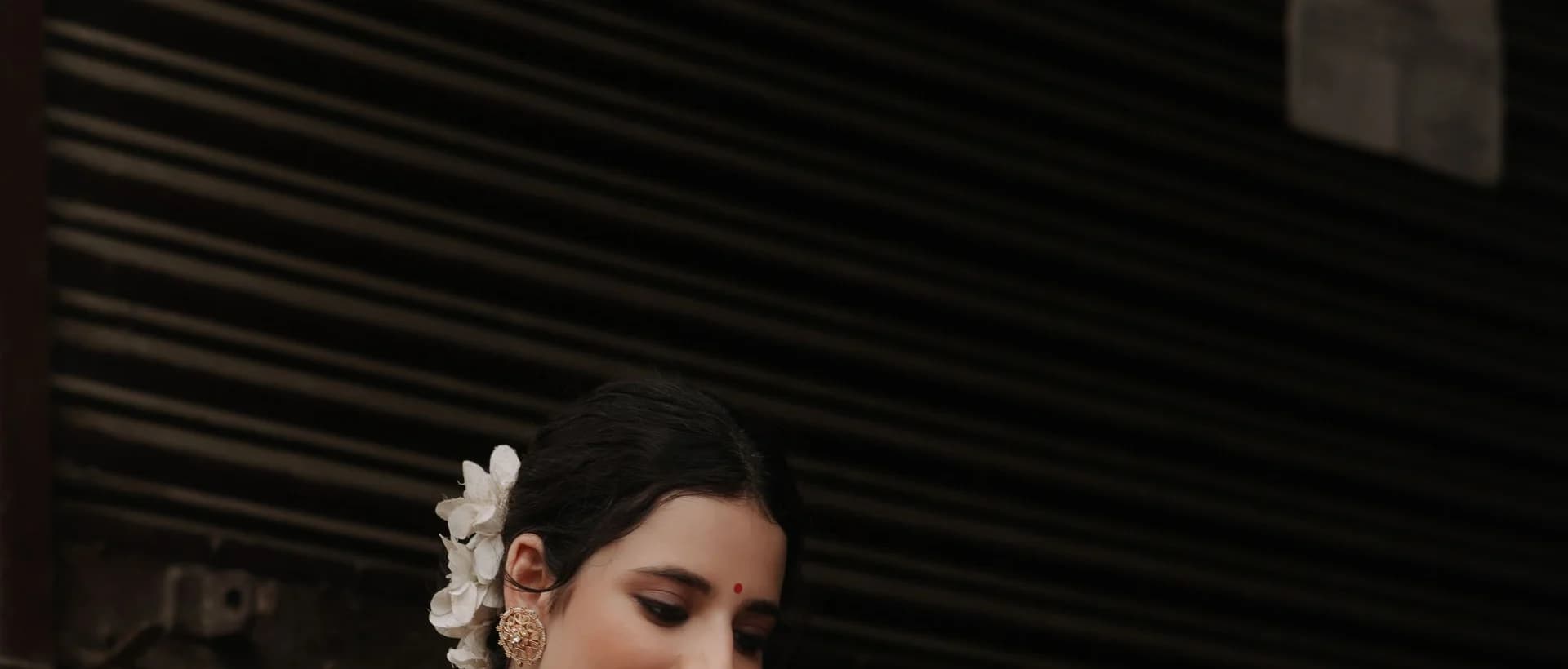 An Alisha Noor weaver at the loom